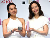 「浅田真央＆木村佳乃、ブルーローズを贈られ笑顔「いつか実物のにおいをかぎたいと思っていた」」の画像1