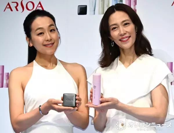 浅田真央＆木村佳乃、ブルーローズを贈られ笑顔「いつか実物のにおいをかぎたいと思っていた」