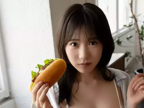 ドラマの悪女役で注目浴びる横野すみれ、『BOMB』水着グラビア別冊に登場「日々のピラティスやランニングで引き締まったくびれに注目して」