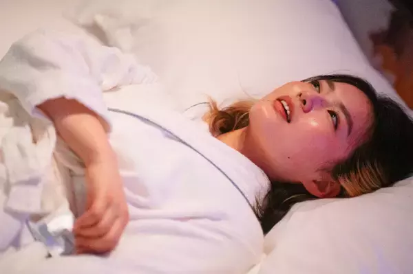 箭内夢菜、ベッド上で“生配信”を巡る演技に反響「自分の配信チェックしてるんかｗ」「見返したりするんだ笑」『夫を殺したはずなのに』第8話【ネタバレあり】