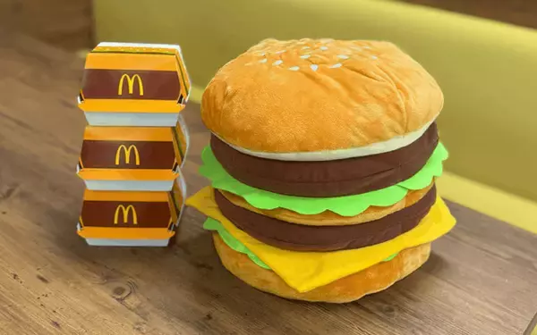 マクドナルド、ボリューム感たっぷり「バーガークッション」再登場　「Myマクドナルド リワード」企画