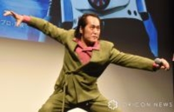 高岩成二、『THE 仮面ライダー展』埼玉スペシャルアンバサダー就任でにっこり　同郷の「佐藤健に勝ちました」