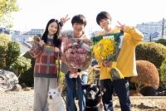 及川光博＆手越祐也、クランクアップのハグ「さびしいですね」　白鳥玉季と飛び跳ねる一幕も