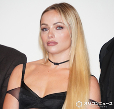 リヴ・モーガン、三池崇史監督に特製チャンピオンベルト贈呈　色っぽすぎる大胆衣装で登場