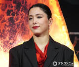 「柔道女子金メダリスト・出口クリスタ、美しさあふれるエレガントな装い　レッドカーペットに登場」の画像1