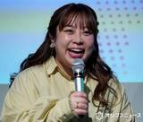 「餅田コシヒカリ、結婚発表後初公の場　薬指には指輪キラリ「幸せな家庭を築きます」」の画像1