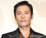 「イ・ビョンホン、愛娘と手つなぎの“パパ姿”に反響　家族を優しく見守る姿に「遠くからでもオーラが…」の声」の画像1