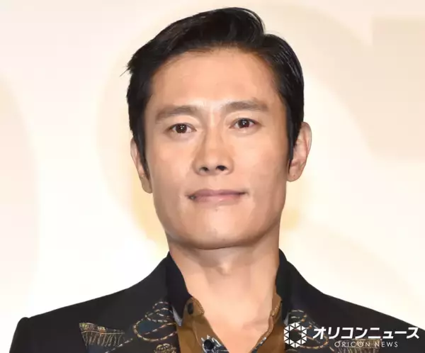 イ・ビョンホン、愛娘と手つなぎの“パパ姿”に反響　家族を優しく見守る姿に「遠くからでもオーラが…」の声