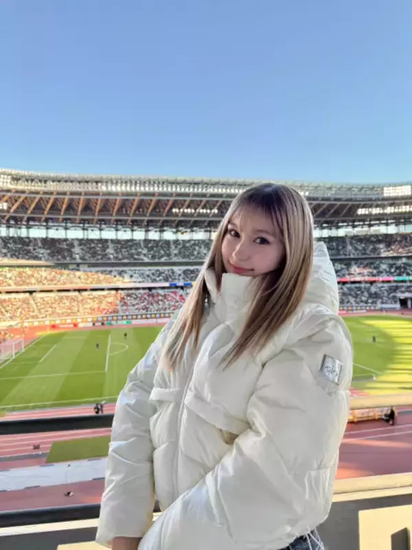 「16歳に見えない！」国立に現れたハーフ美女に注目　高校サッカー決勝を現地観戦「次の応援マネージャー」の声も