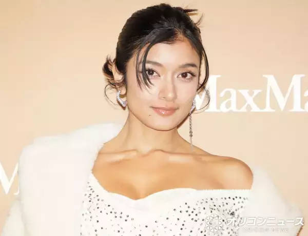 ローラ、浴室での“肌見せショット”に反響「なんてセクシー」「美しすぎ」「本当に女神」