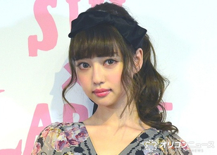 中村雅俊の三女・中村里砂、背中で魅せる“オフショル”姿に反響「お美しい…」「綺麗なお肌チラ見せ」