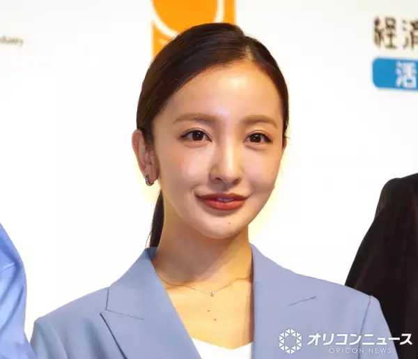 板野友美、普段着ることが少ない衣装に「背筋が伸びる」　林芳正総務大臣は思わず「この社長のもとで働きたい」
