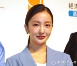 板野友美、普段着ることが少ない衣装に「背筋が伸びる」　林芳正総務大臣は思わず「この社長のもとで働きたい」