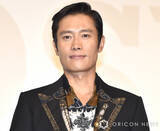 「イ・ビョンホン、妻イ・ミンジョンの密着に「テレパシーで答える」　日本ファンミ舞台裏で見せた“意外すぎる素顔”公開」の画像1
