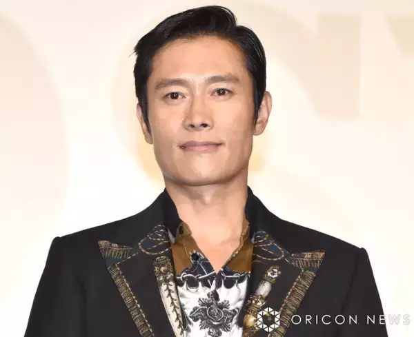 イ・ビョンホン、妻イ・ミンジョンの密着に「テレパシーで答える」　日本ファンミ舞台裏で見せた“意外すぎる素顔”公開