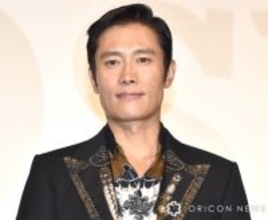 イ・ビョンホン、妻イ・ミンジョンの密着に「テレパシーで答える」　日本ファンミ舞台裏で見せた“意外すぎる素顔”公開