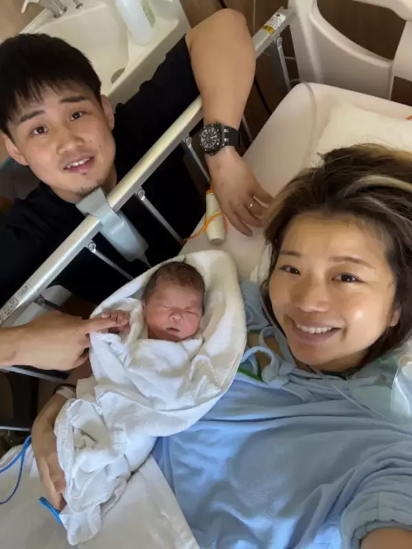 元ボクシング世界王者・京口紘人＆“あきまっくす”若林亜希、第1子誕生　“命がけ”事態→海の日に涙＆笑顔の3ショット