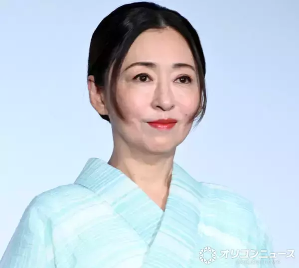 松雪泰子、艶やかな浴衣姿で登場　後輩俳優の様子を「柳葉さんとニコニコして見ています」