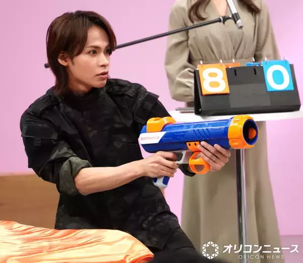 上田竜也、“マニアック”な温泉愛明かす「旅館に行くとずっと…」　会見では的当てゲーム楽しむ