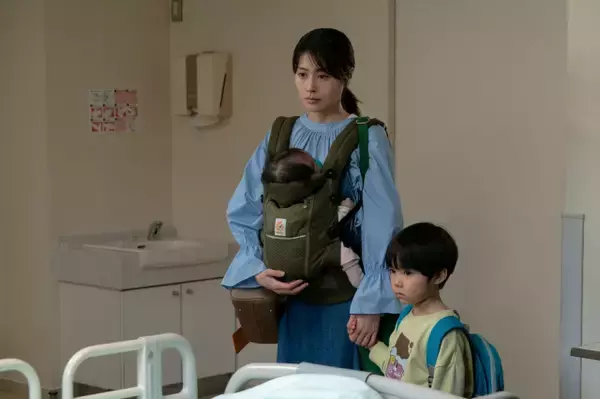 有村架純、赤ちゃん抱く姿を公開　映画『マジカル・シークレット・ツアー』で二児の母親役