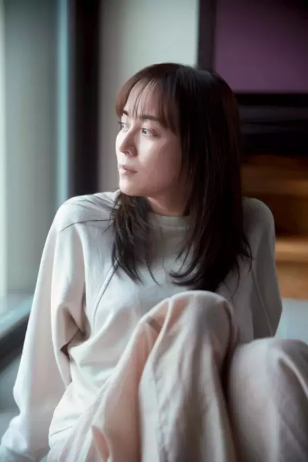 比嘉愛未、“ほぼすっぴん”で胸の内を明かす　「私は人に執着しないはずなんですが、恋愛となると…」