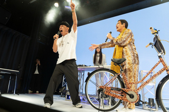 木梨憲武、ピコ太郎ライブに45秒だけ出演　自転車押しながら登場「顔だけ出しに来たから」