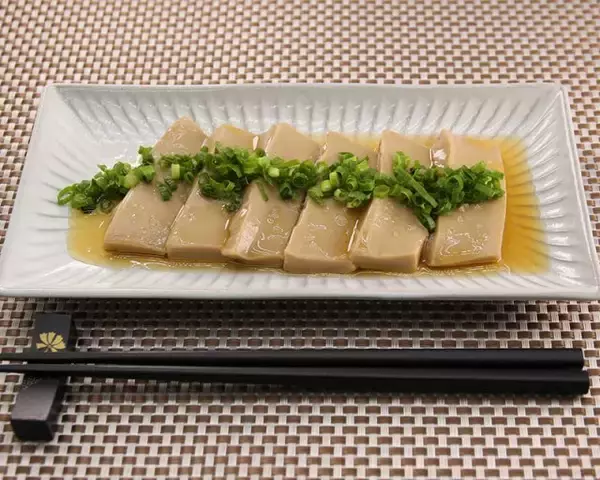 「ジェネリック生レバー？」ふじや食品がSNSで話題の“生レバー風”ごま豆腐アレンジを紹介　火を使わず作れる簡単おつまみ