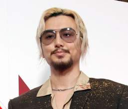 藤井 風が渋谷に“降臨”　ハチ公との念願のツーショットに「見かけちゃったら呼吸困難になる」の声