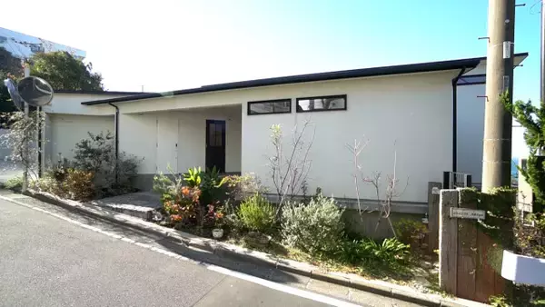 海と富士山を一望できる家、傾斜地ゆえの失敗点を家主が明かす　アンガールズ田中も感動した夫のこだわり『となりのスゴイ家』