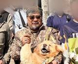 「「ボストン・バレエ団の熊みたい」直立して記念撮影に参加する“モフモフ犬”がかわいすぎる「主役完全に犬に奪われてる」」の画像1