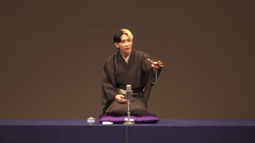 YouTuberヒカル“立川さぎ志”、明治座追加公演をサプライズ発表　初公演で師匠・立川志らくが「めくり」を寄贈