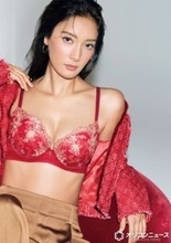 菜々緒、刺繍ランジェリーで美ボディ披露　「トリンプ」で圧巻モデル姿