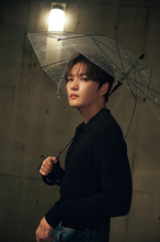 ジェジュン、大人な美しいまなざしで魅了　傘シーンは“偶然”誕生