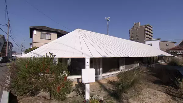 宇宙船のような外観の家、360度全面ガラス張り　平屋のデメリット解消した秘密【住人十色】