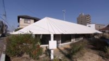 宇宙船のような外観の家、360度全面ガラス張り　平屋のデメリット解消した秘密【住人十色】