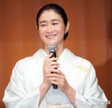 小雪、和装は「日本人のスピリット」 能舞台で着物姿披露