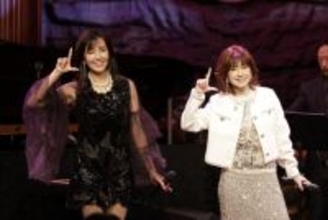 松本伊代＆早見優、“L-O-V-E”がテーマのコンサートを開催　観客のヒロミのうちわに笑顔「ありがとうございます！」