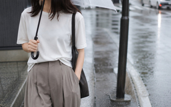 「雨の日の服、これだと気がラク」KEYUCA“すごナノ撥水”シリーズが便利そう