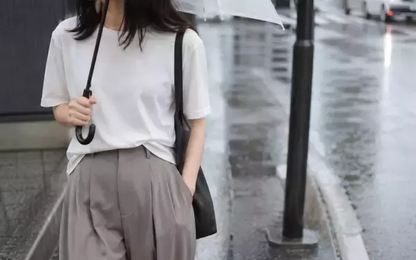 「雨の日の服、これだと気がラク」KEYUCA“すごナノ撥水”シリーズが便利そう