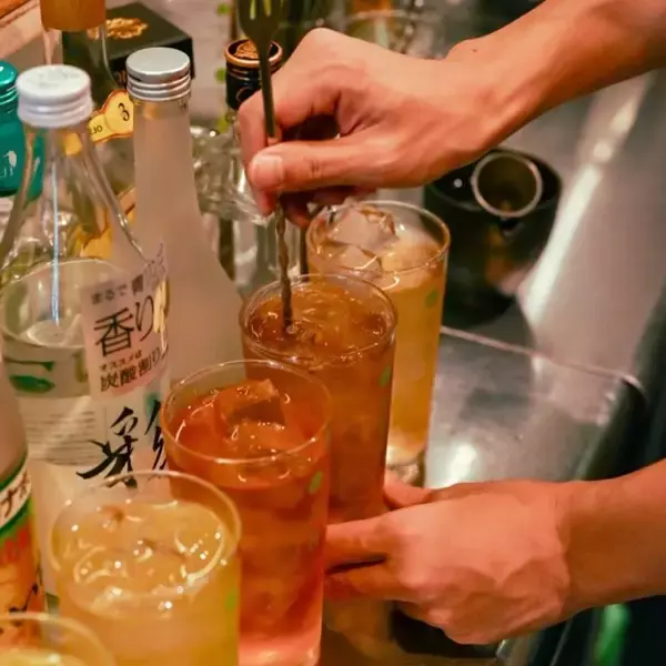 “焼酎割り”市場、レモンサワーの牙城崩すのは「お茶割り」？　1.6倍に伸長、“食中酒”の優位性に各メーカー注力