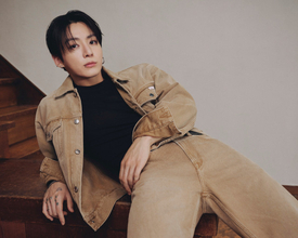 BTS・Jung Kook、デニムは着こなす新ビジュアル公開「フィット感やムードには、自分自身と強く共鳴する何かがあります」