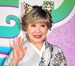 小林幸子、ねこ耳＆着物姿でレッドカーペットにかっ歩　柄は“ヒョウ”に