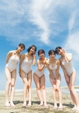 解散発表の#ババババンビ、貴重な“全員集合”グラビア　水着や下着でじゃれあう