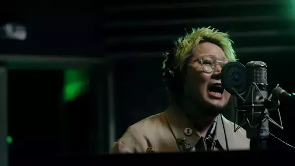 こっちのけんと、『明治ミルクチョコレート』99周年企画に登場　中森明菜らから歌のバトンを受け継ぎ、次は森高千里へ