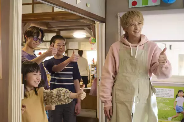 町田啓太、フリースクールの先生役「大切なのは将来より、今ですよ」　『タツキ先生は甘すぎる！』場面写真公開