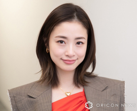 上戸彩、美スタイル輝くファッショングラビアに反響「彩ちゃん素敵」　ミニ丈ワンピやシアードレスを上品に着こなす