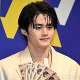 「鈴鹿央士、自身の顔が印刷された疑似紙幣を懐へ　ちゃめっ気たっぷりににやり」の画像1