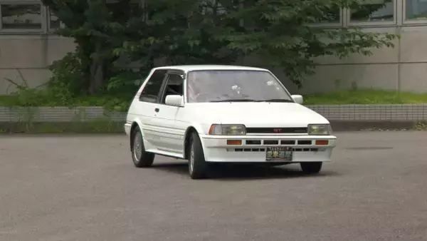 「40年前のトヨタ“ホットハッチ”をおぎやはぎ絶賛「今見るとカッコイイ」「『カローラ』5台はなかなか上級者」」の画像