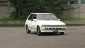 40年前のトヨタ“ホットハッチ”をおぎやはぎ絶賛「今見るとカッコイイ」「『カローラ』5台はなかなか上級者」
