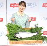 「のん、海をイメージした衣装で登場　新CMでは「自分がサーモンになったような気持ちに（笑）」」の画像1